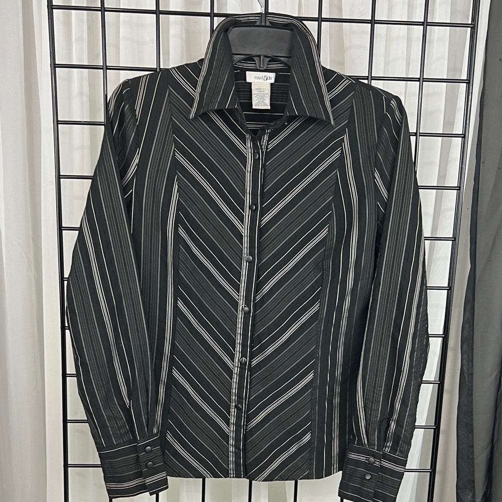 VINTAGE East 5th Black and White Geometric Striped Button Down Shirt.